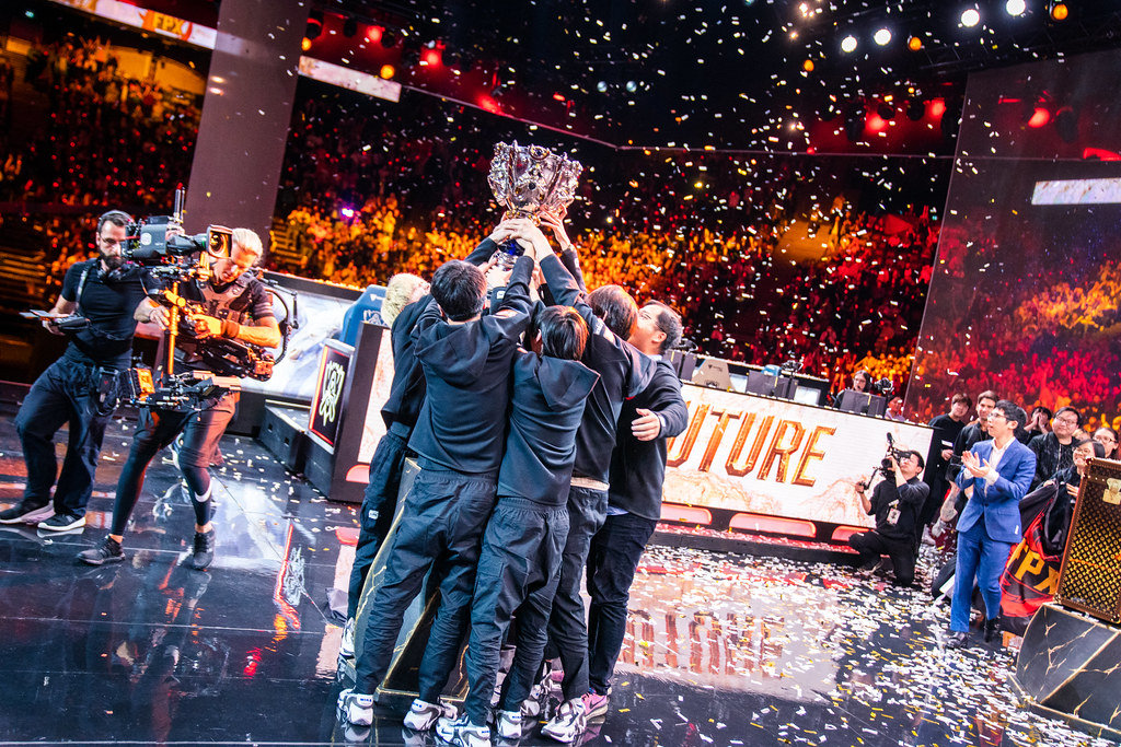 S15赛季T1与DK电竞巅峰对决：Guma炸弹人首秀助力DK，S15门票争夺战悬念升级